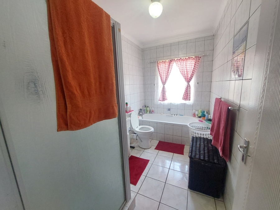 3 Bedroom Property for Sale in Kannoniers Park North West